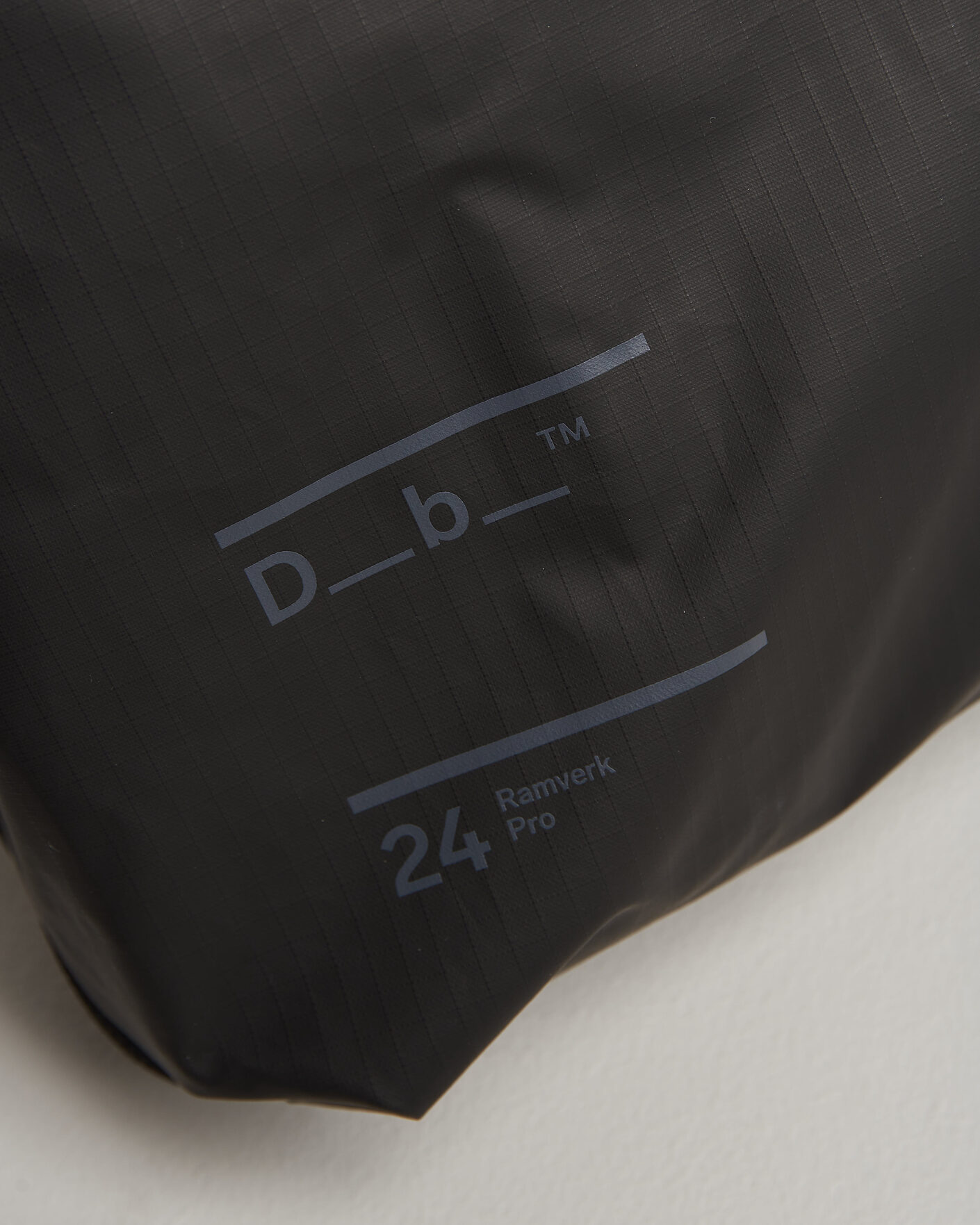 Heren | Tassen | DB | Ramverk Pro Sling Bag 24L Black Out