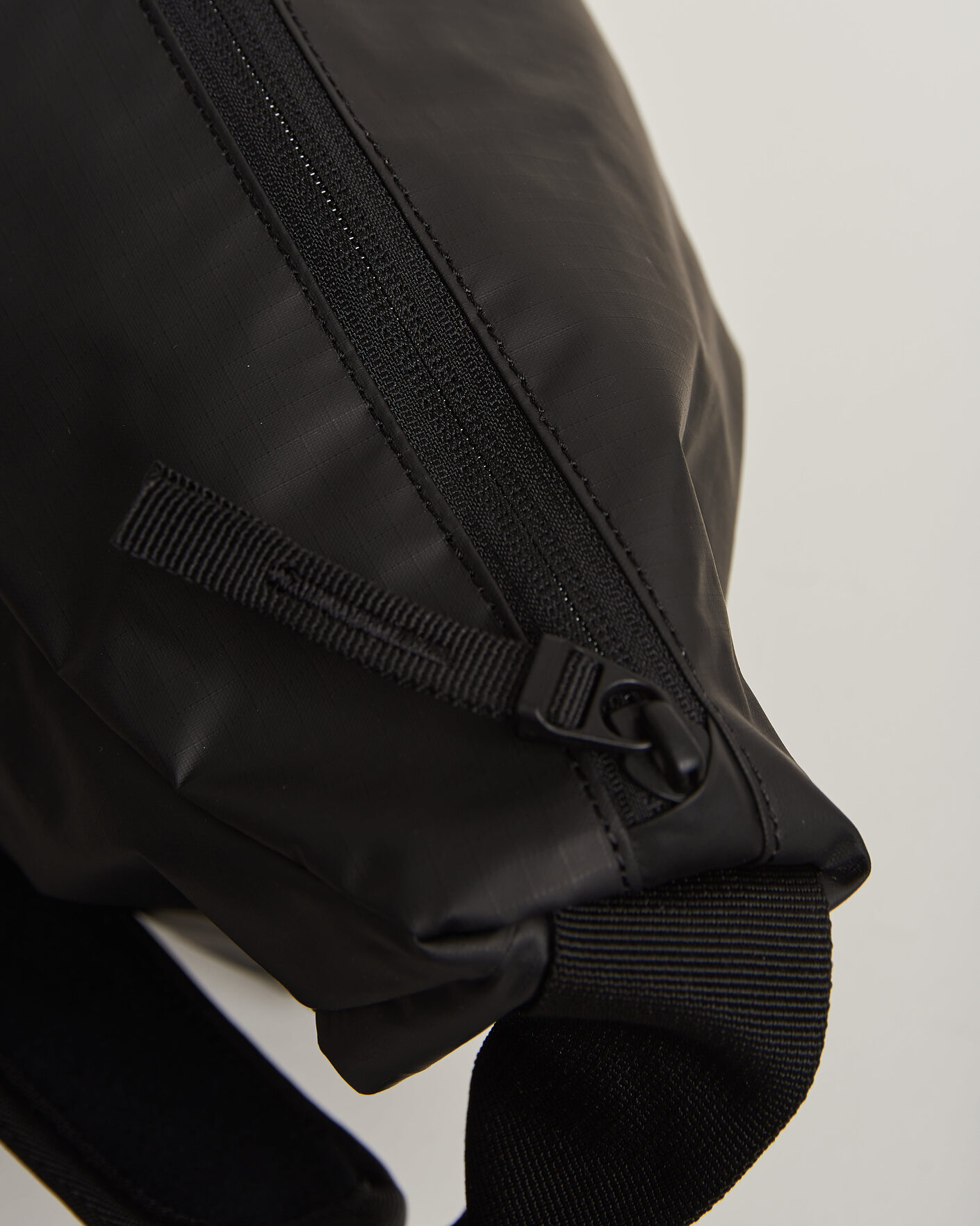 Heren | Tassen | DB | Ramverk Pro Sling Bag 24L Black Out