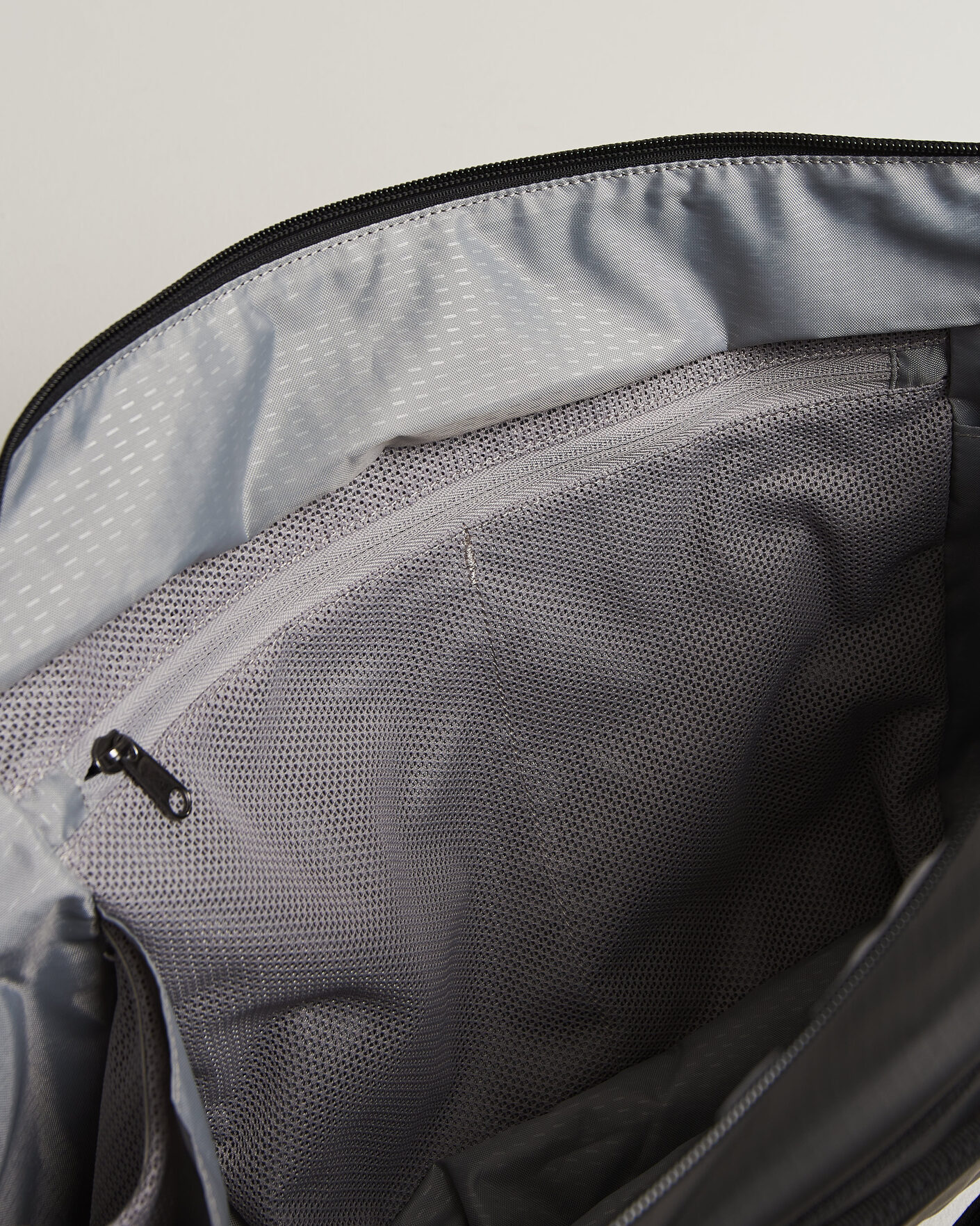 Heren | Tassen | DB | Ramverk Pro Sling Bag 24L Black Out