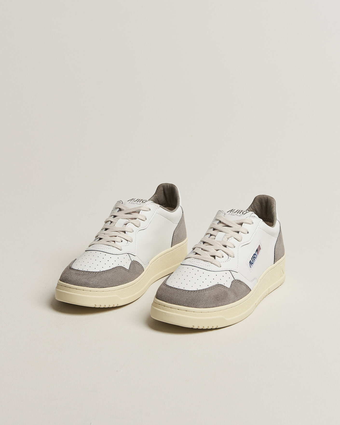 Homme | Baskets | Autry | Medalist Low Soft Leather/Suede Sneaker White/Cemento