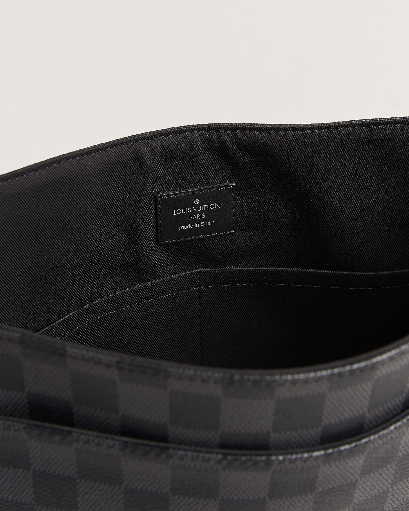 Heren | Pre-Owned & Vintage Bags | Louis Vuitton Pre-Owned | Louis Vuitton District Messenger Bag MM Damier Graphite