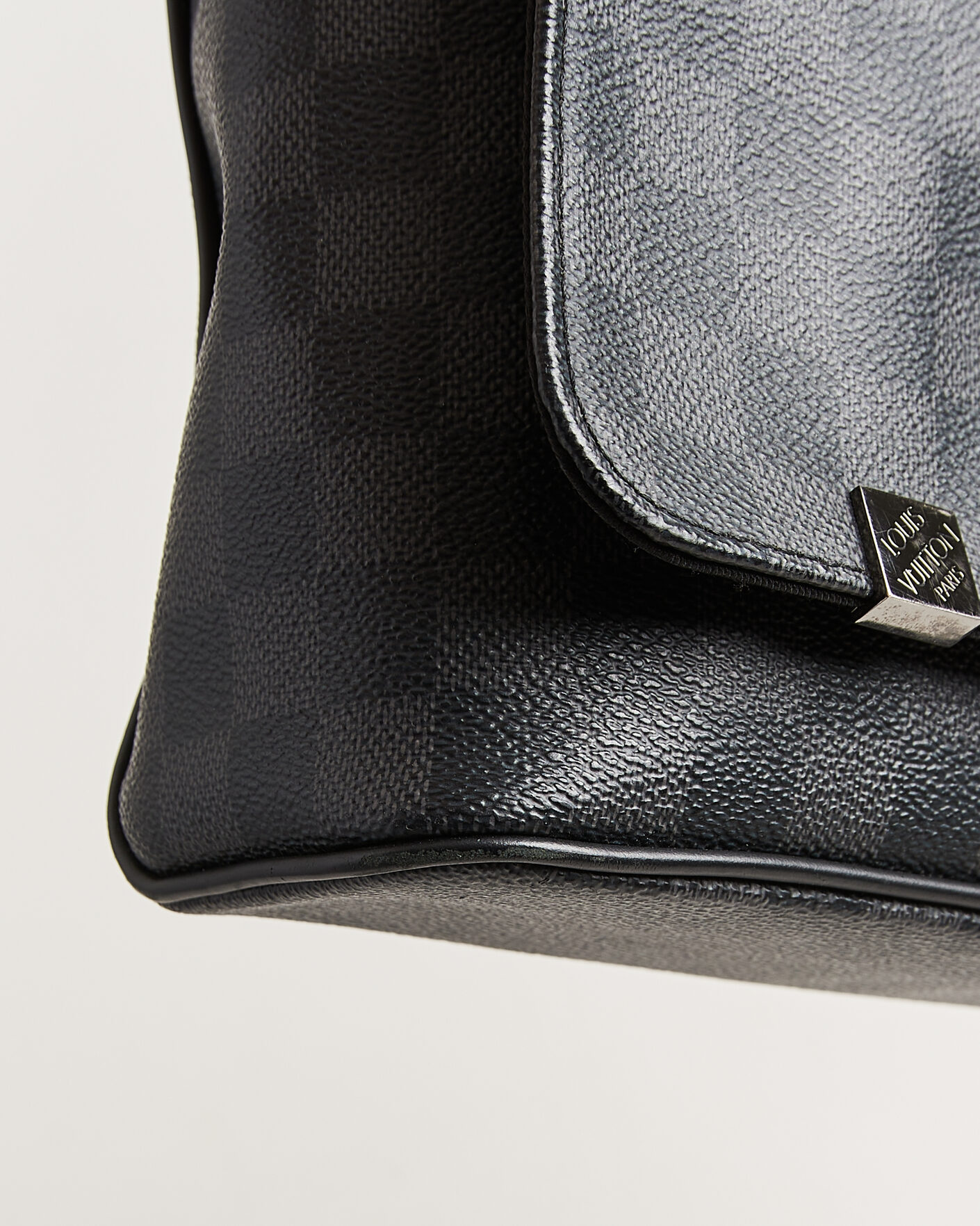 Heren | Pre-Owned & Vintage Bags | Louis Vuitton Pre-Owned | Louis Vuitton District Messenger Bag MM Damier Graphite