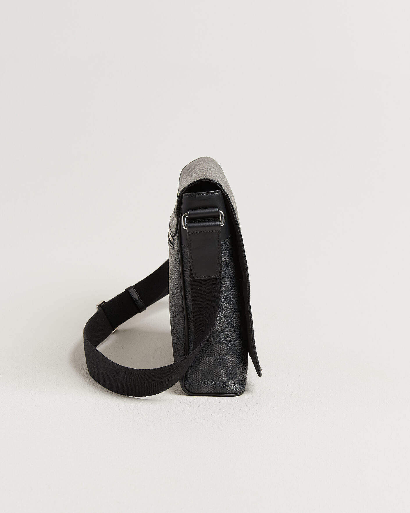 Heren | Pre-Owned & Vintage Bags | Louis Vuitton Pre-Owned | Louis Vuitton District Messenger Bag MM Damier Graphite
