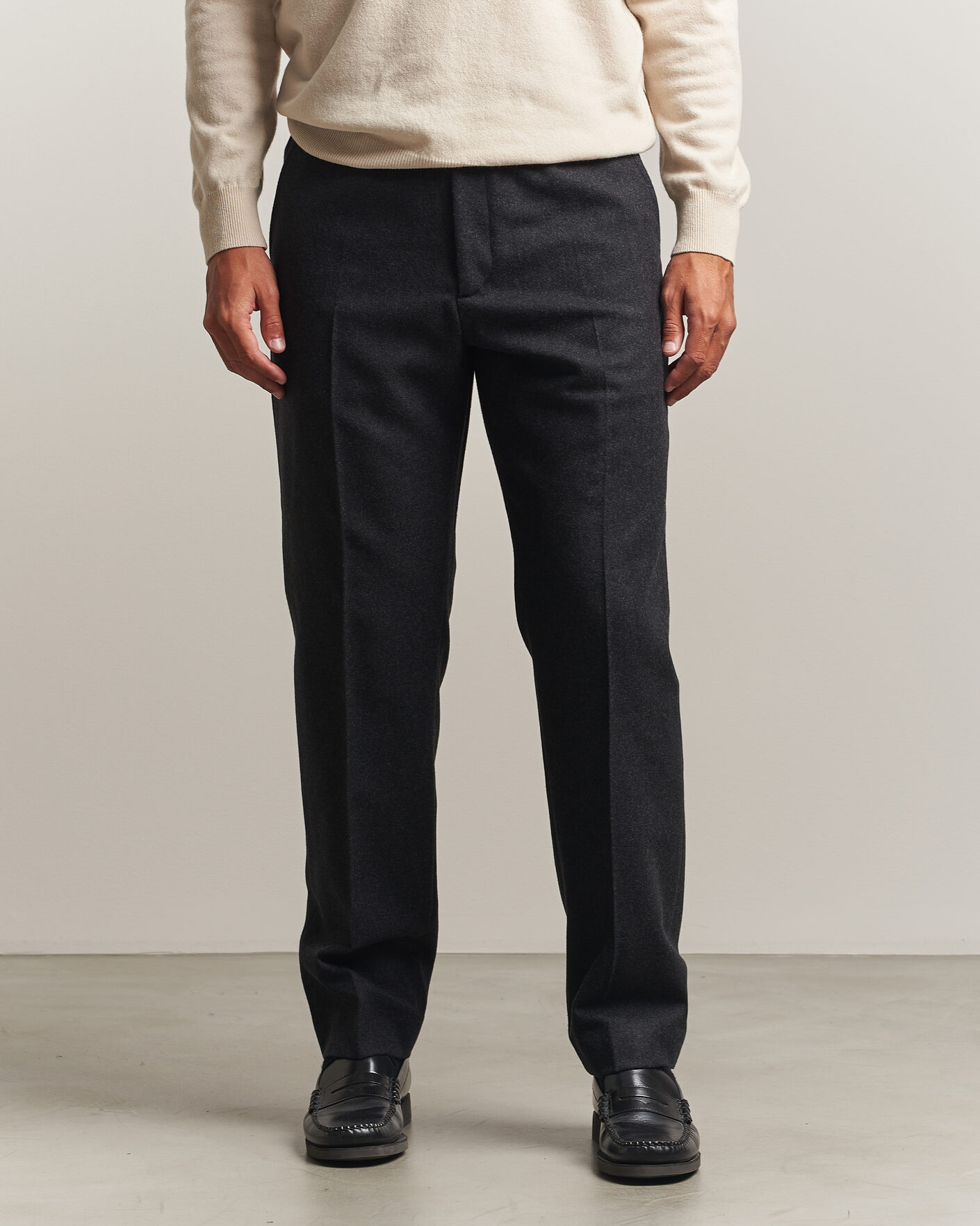 Heren | Broeken | Filippa K | Theo Relaxed Flannel Trousers Anthracite Melange