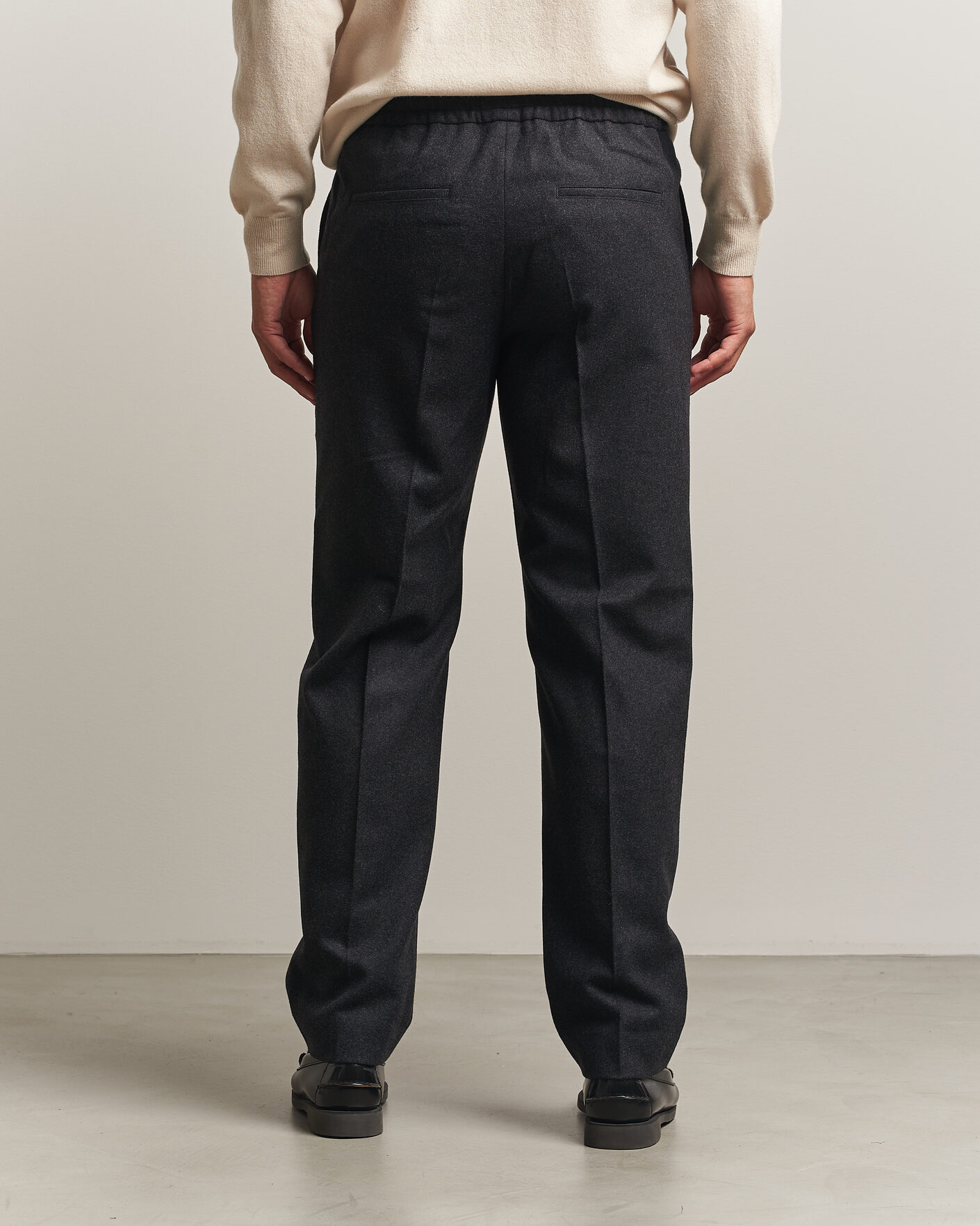 Heren | Broeken | Filippa K | Theo Relaxed Flannel Trousers Anthracite Melange