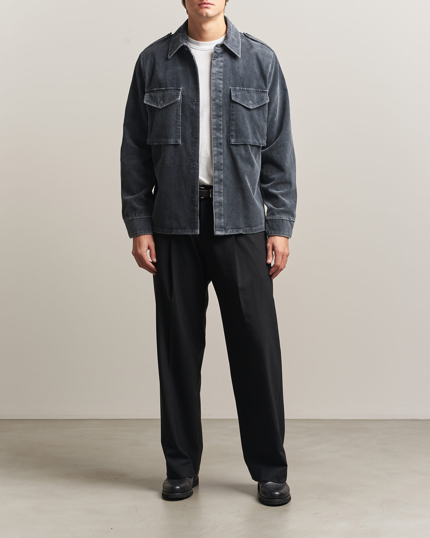 Homme | Chemises | Aspesi | Double Pocket Corduroy Overshirt Washed Black