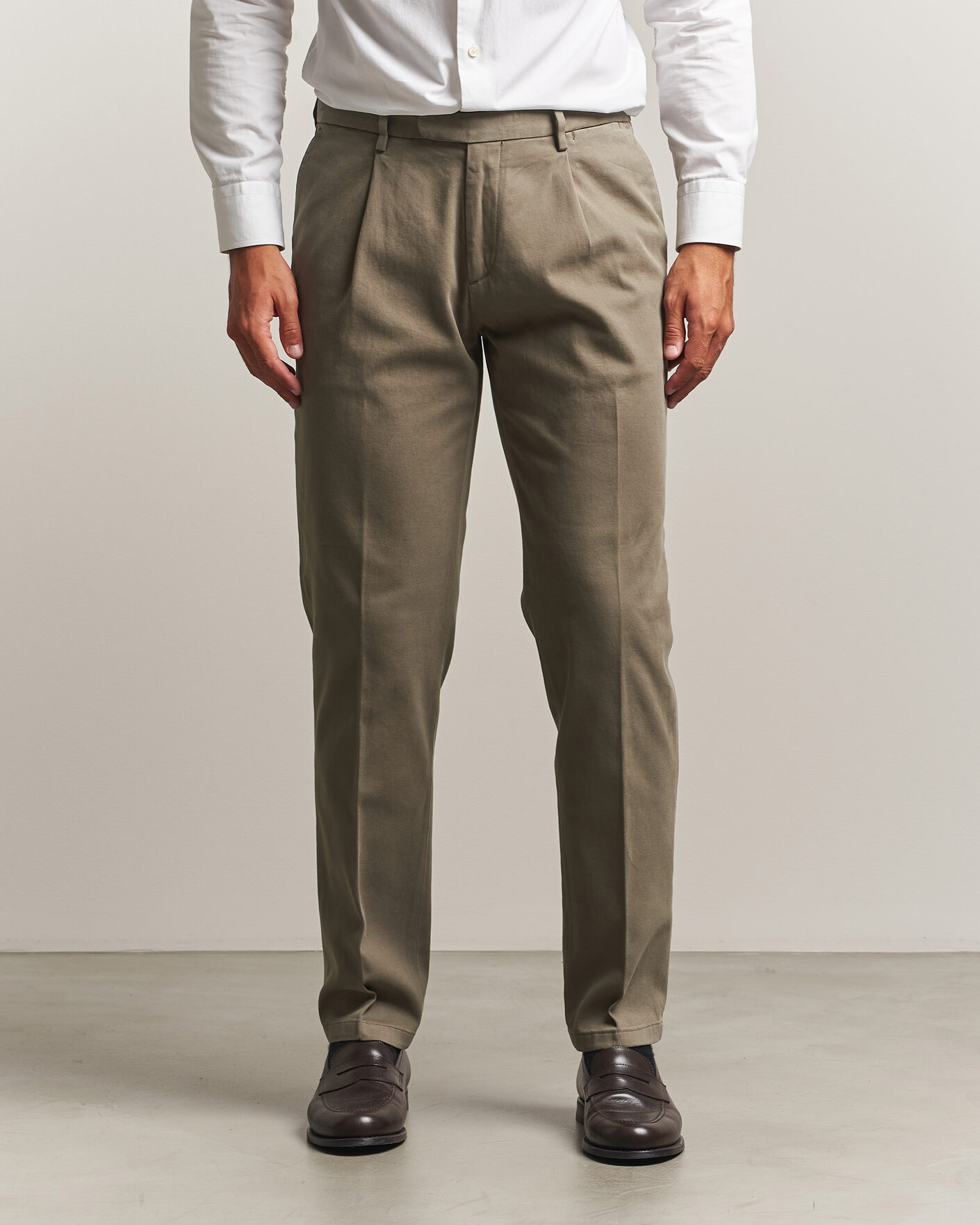 Homme | Pantalons | Boglioli | Pleated Cotton Twill Chinos Olive