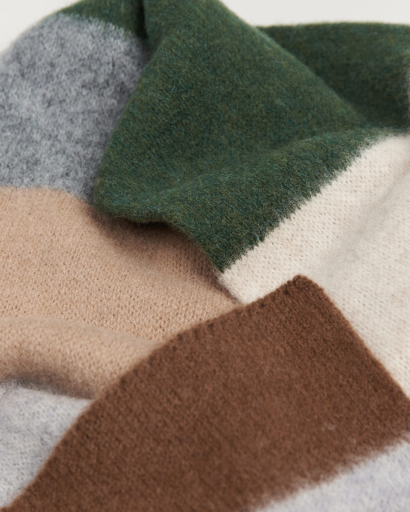 Heren | Sjaals | Robert Mackie | Rona Ribbed Shaggy Lambswool Scarf Grey/Green/Beige Mix