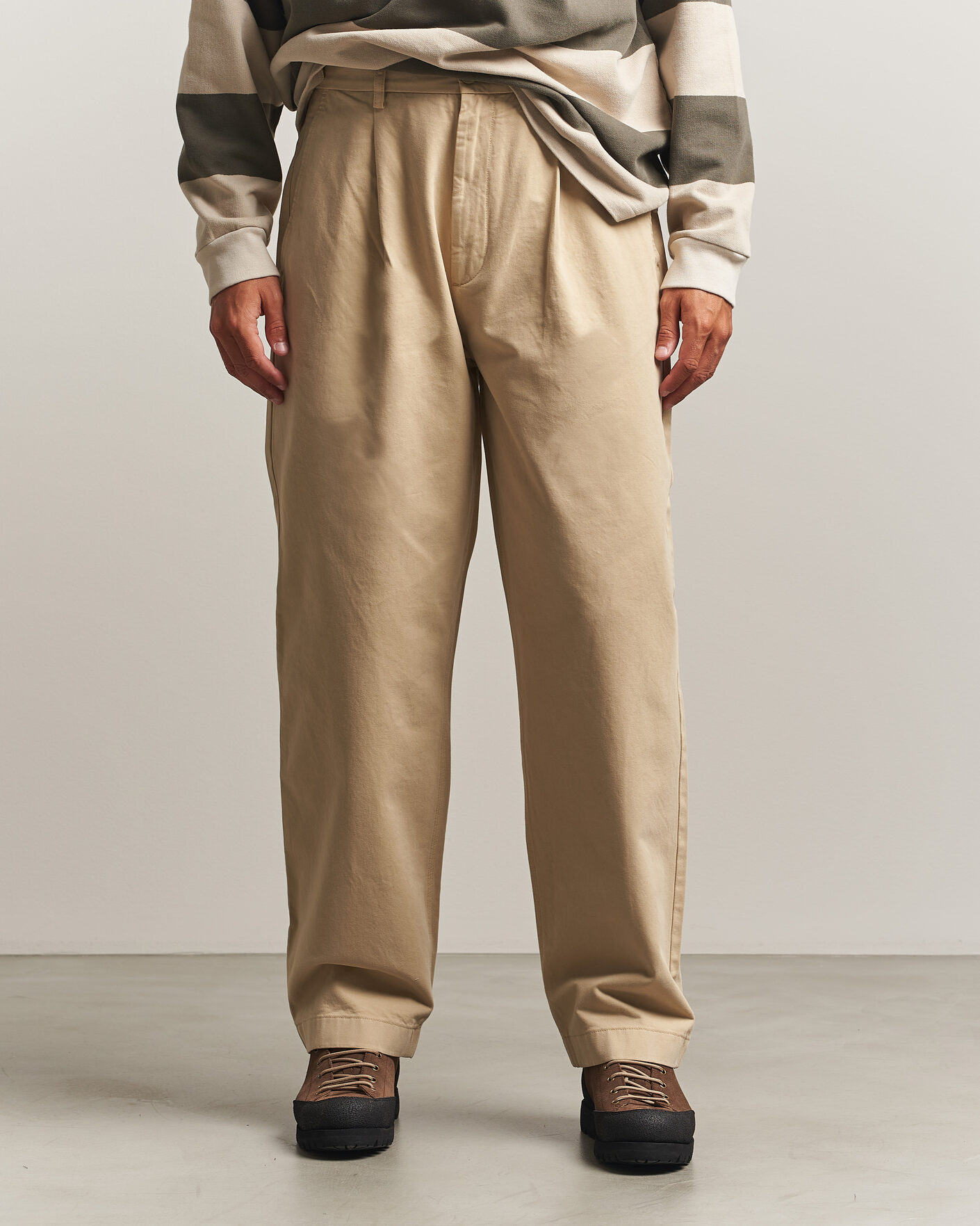Heren | Broeken | Forét | Writer Relaxed Fit Pleated Pants Uniform Khaki