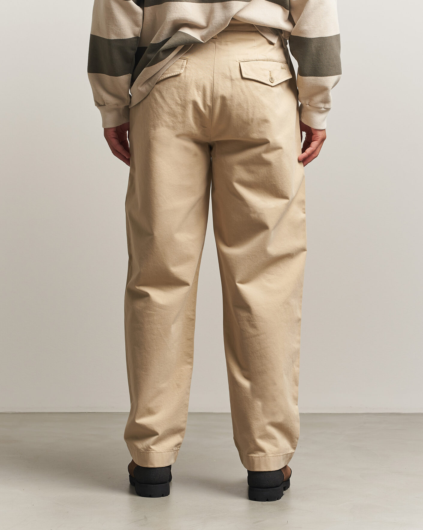 Heren | Broeken | Forét | Writer Relaxed Fit Pleated Pants Uniform Khaki