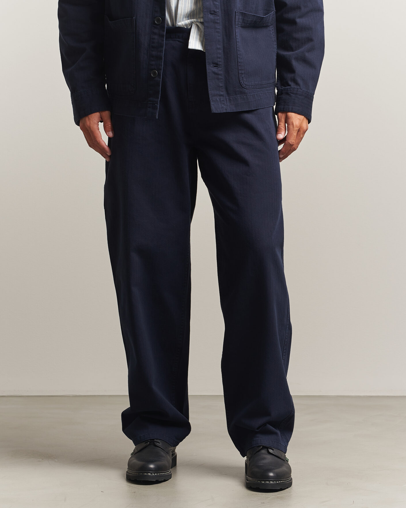 Homme | Pantalons | LES DEUX | Roi Carpenter Herringbone Pants Dark Navy