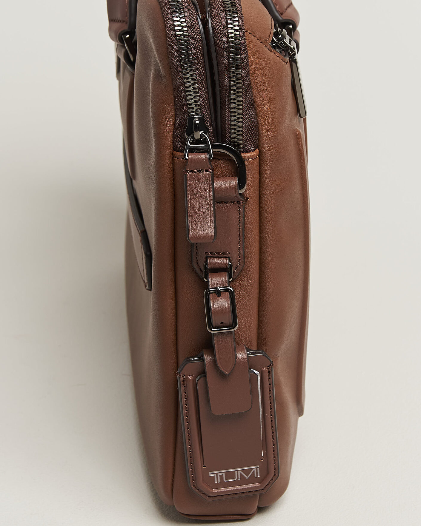 Heren | Tassen | TUMI | Harrison Sycamore Slim Leather Brief Cognac Bombe