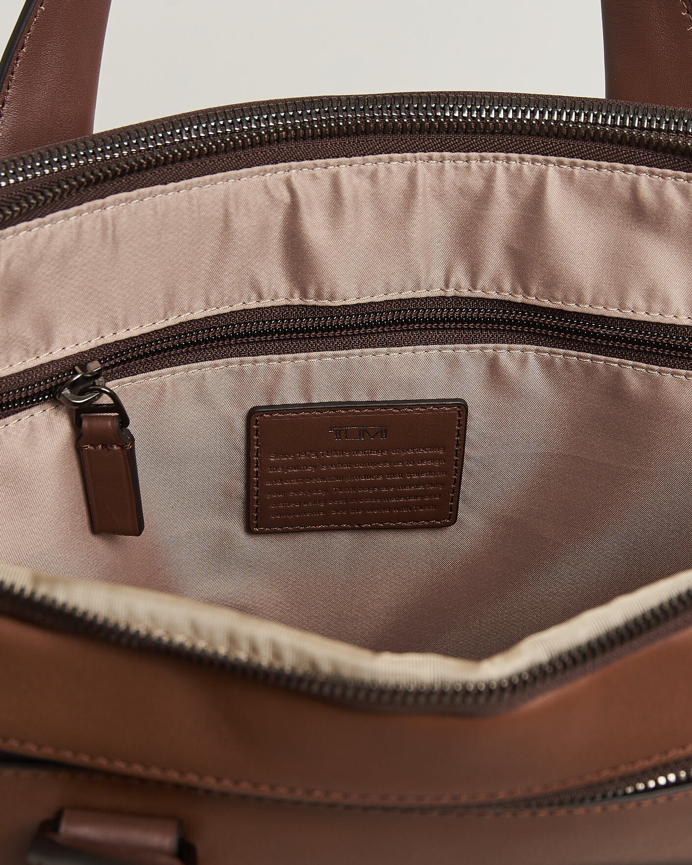 Heren | Tassen | TUMI | Harrison Sycamore Slim Leather Brief Cognac Bombe