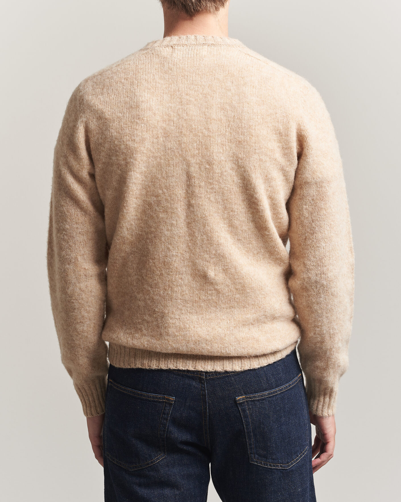 Heren | Truien | Harley Of Scotland for Care of Carl | Brushed Supersoft Lambswool V-Neck Beige