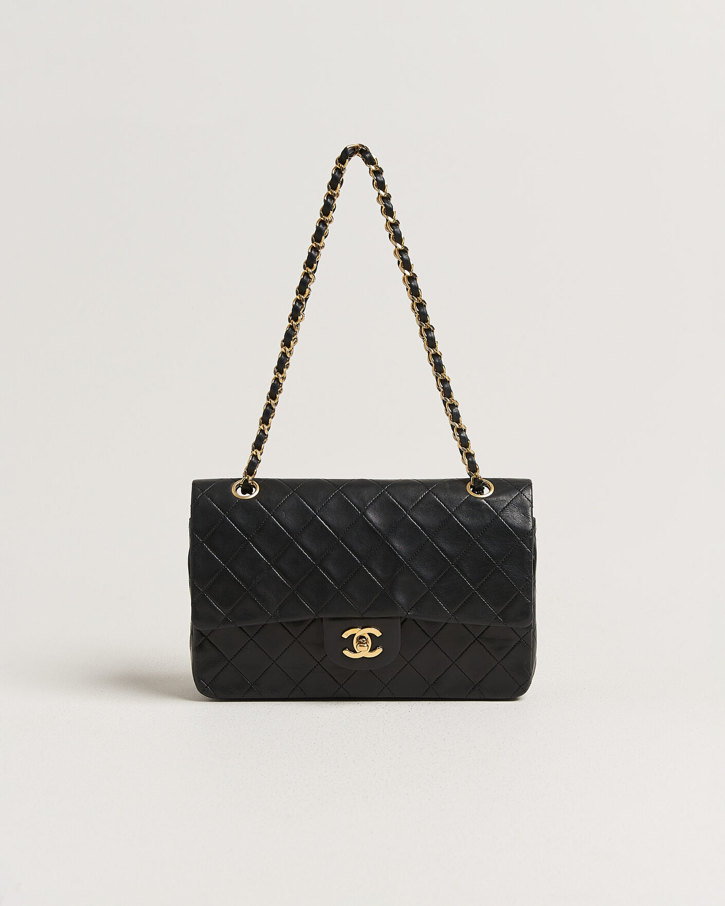 Homme | Pre-Owned & Vintage Bags | Chanel Pre-Owned | Classic Medium Double Flap Bag Lambskin Black
