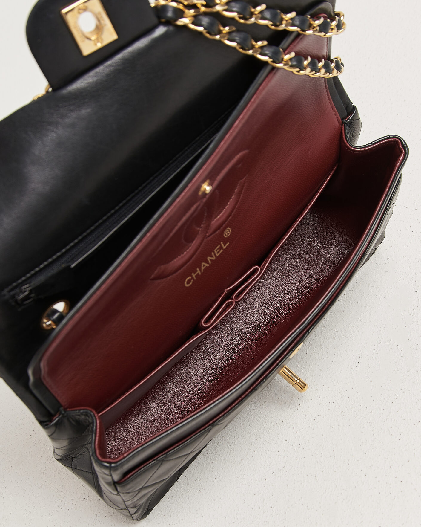 Homme | Pre-Owned & Vintage Bags | Chanel Pre-Owned | Classic Medium Double Flap Bag Lambskin Black
