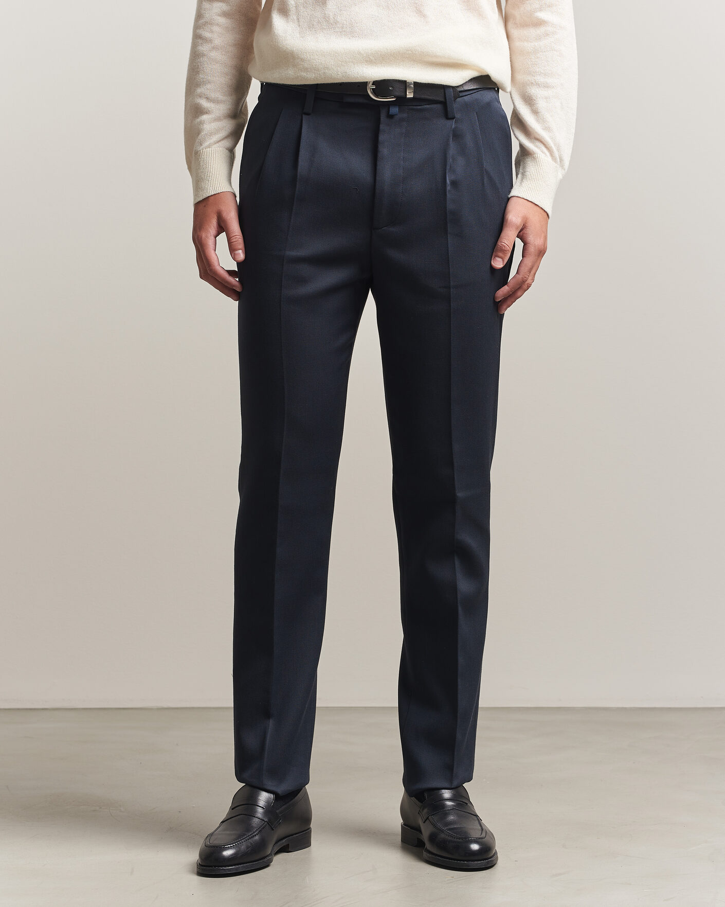 Homme | Pantalons | Jacob Cohën | Lucas Pleated Cotton Gabardine Trousers Navy