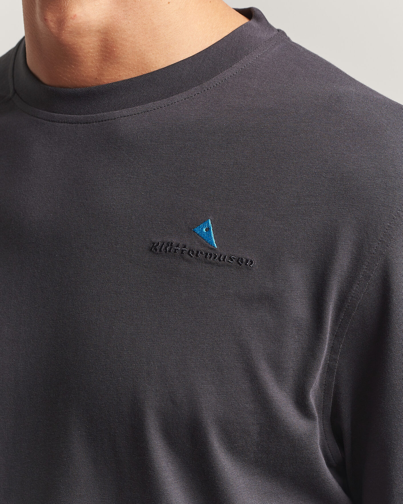 Homme | T-shirts | Klättermusen | Root Long Sleeve Logo T-Shirt Raven
