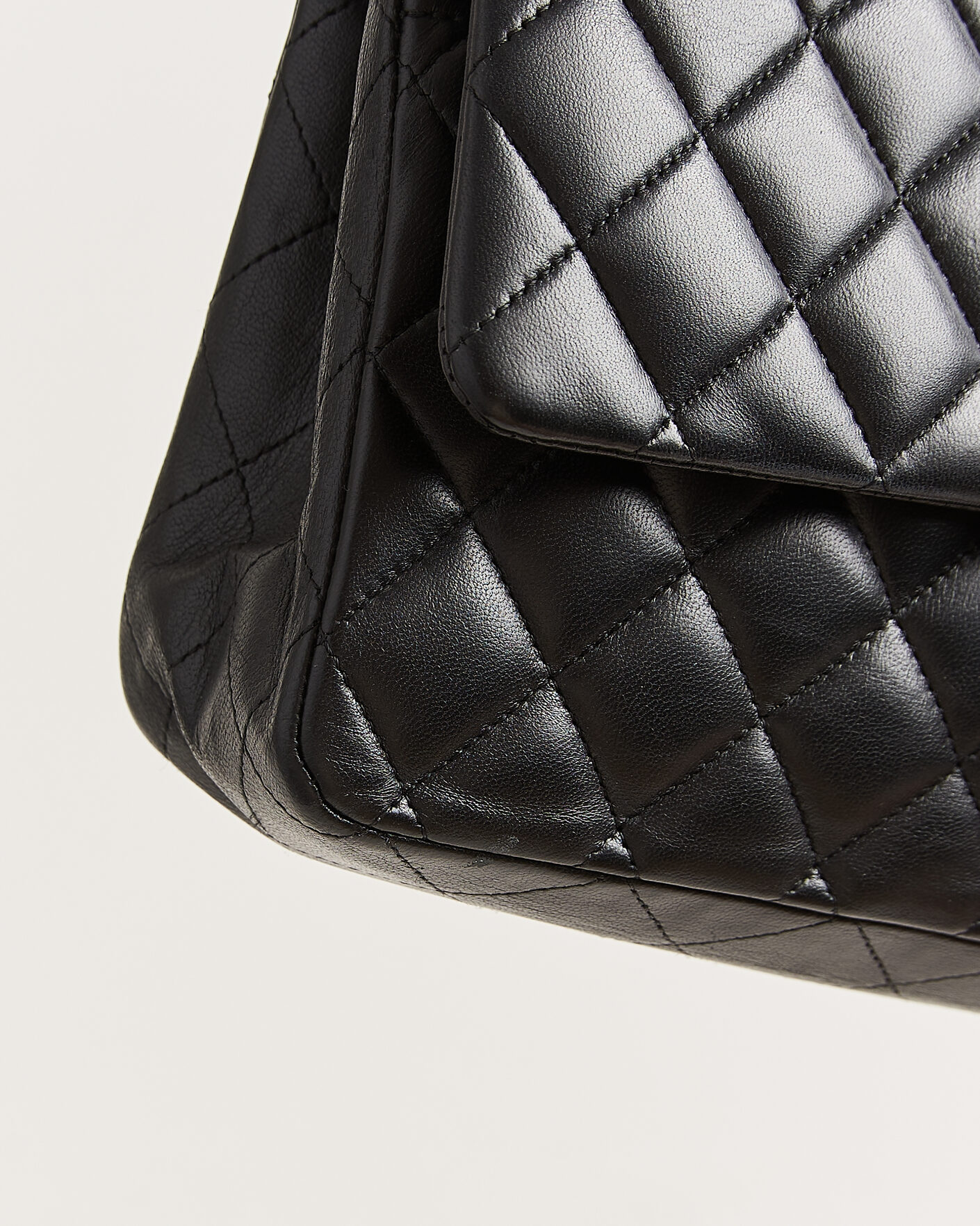 Homme | Chanel Pre-Owned Classic Medium Double Flap Bag Lambskin Black | Chanel Pre-Owned | Classic Medium Double Flap Bag Lambskin Black