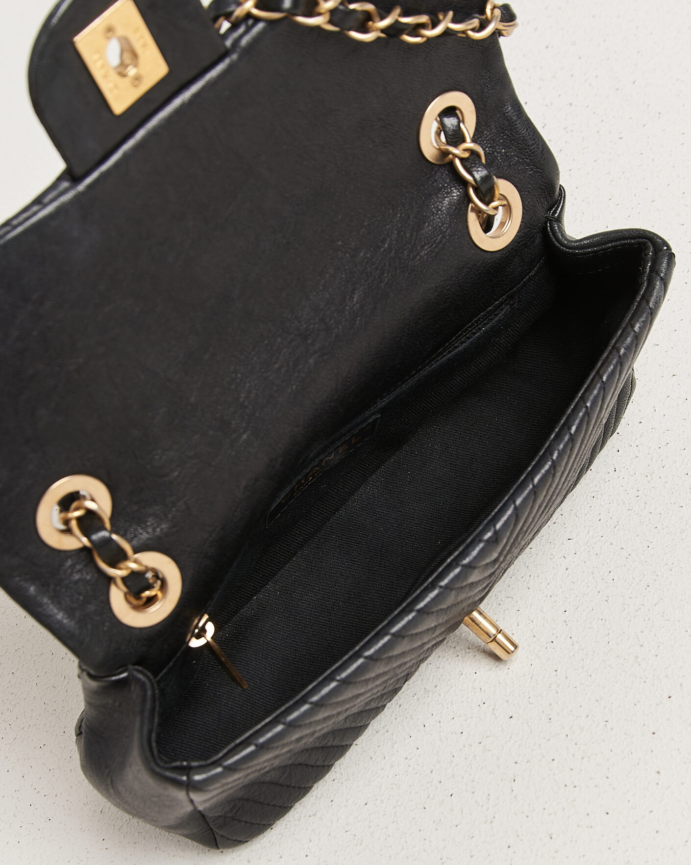 Homme | Pre-Owned & Vintage Bags | Chanel Pre-Owned | Chevron Small Flap Bag Black