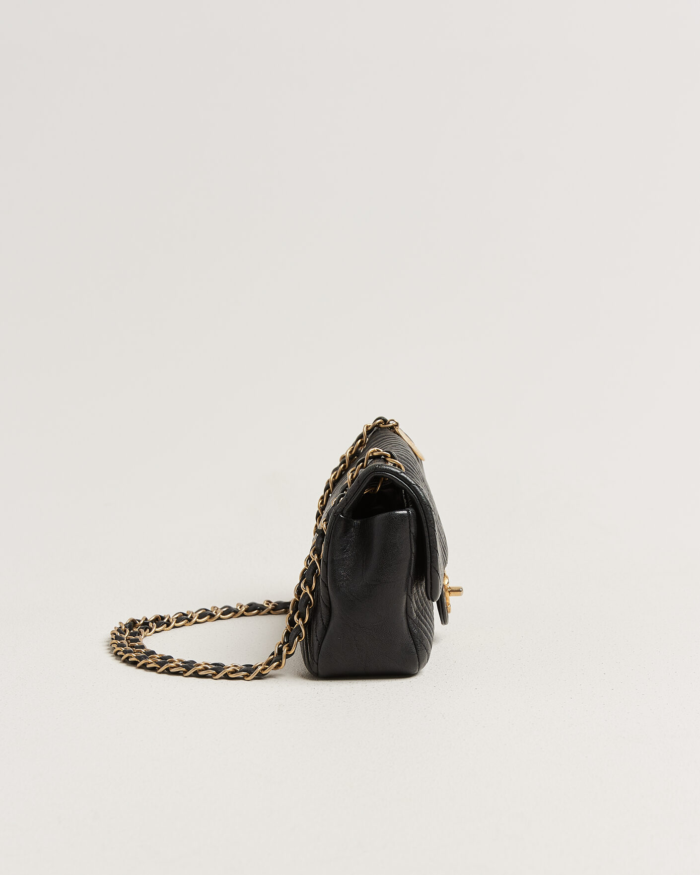 Homme | Pre-Owned & Vintage Bags | Chanel Pre-Owned | Chevron Small Flap Bag Black