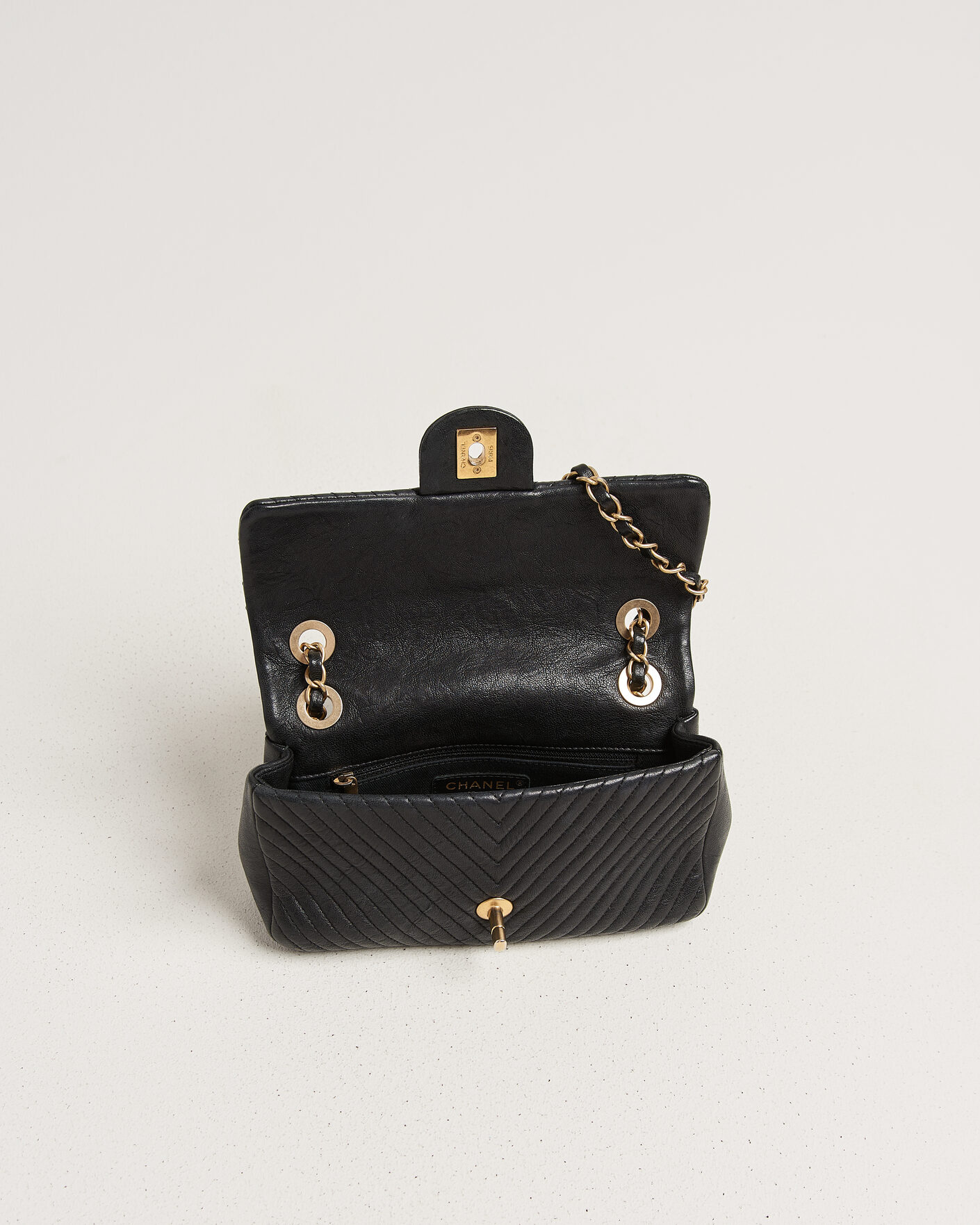 Homme | Pre-Owned & Vintage Bags | Chanel Pre-Owned | Chevron Small Flap Bag Black