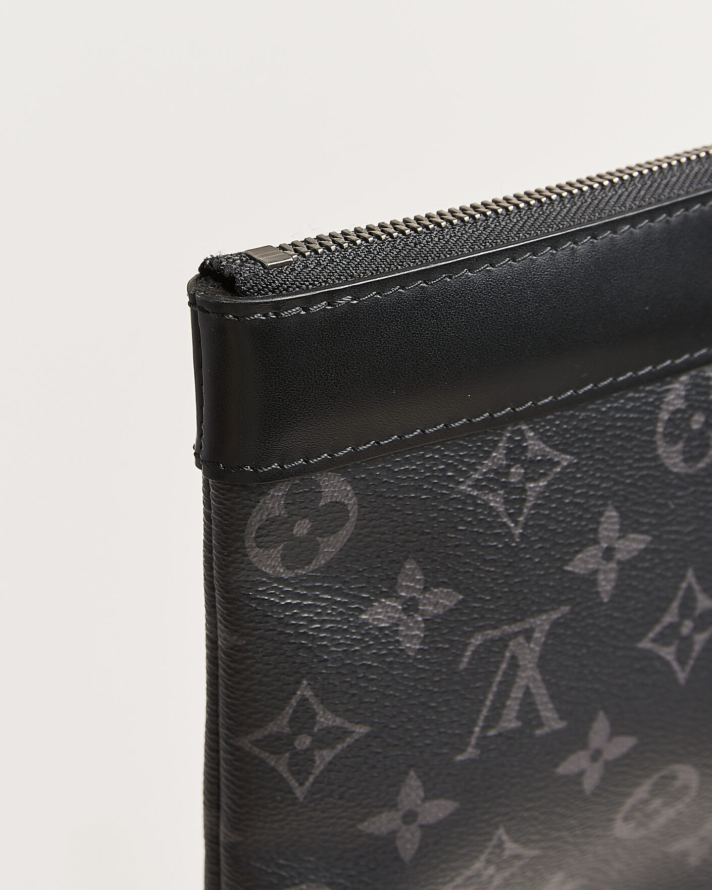 Heren | Pre-Owned & Vintage Bags | Louis Vuitton Pre-Owned | Discovery Pochette Monogram Eclipse