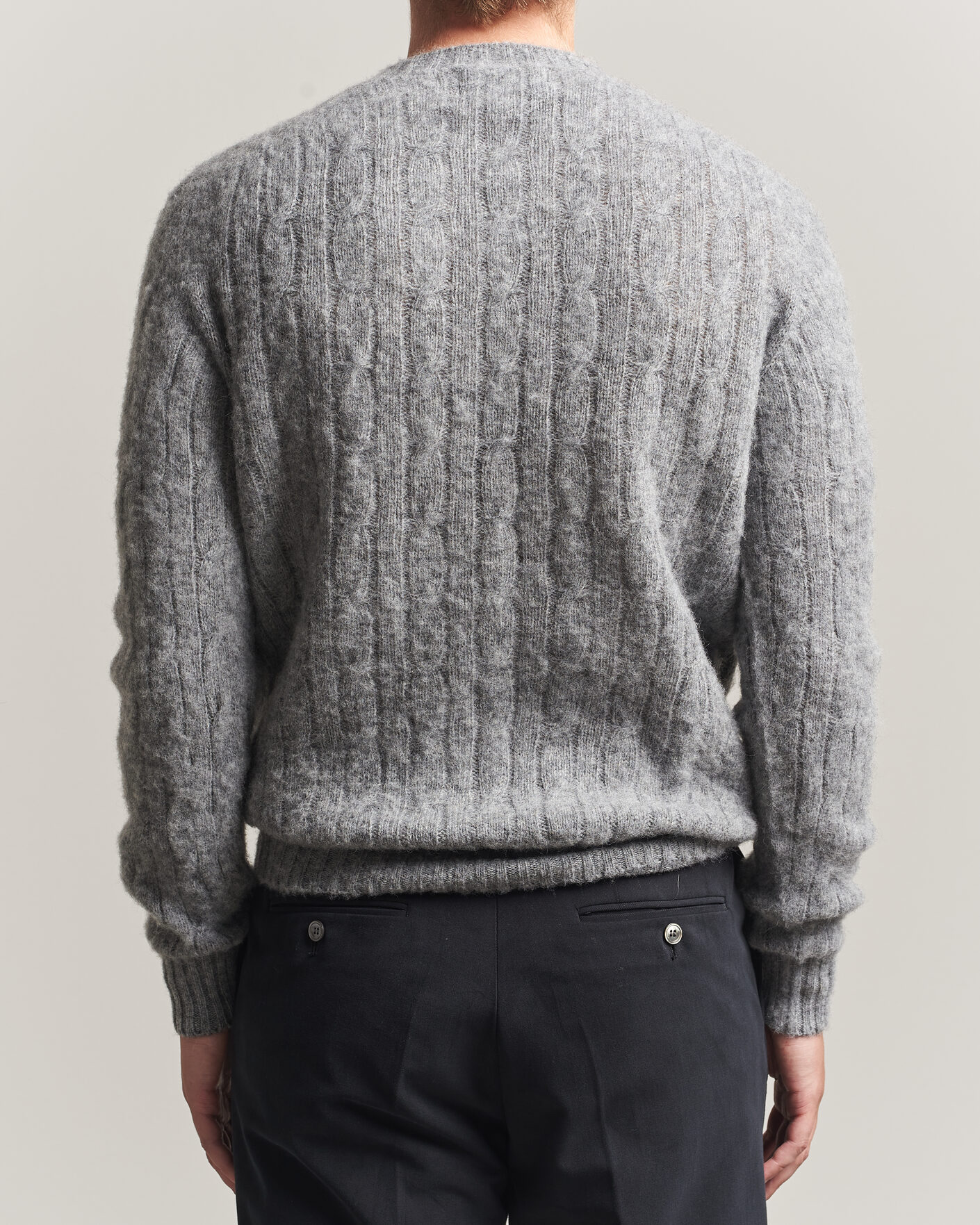 Heren | Truien | Harley Of Scotland | Brushed Supersoft Lambswool Cable Mid Grey