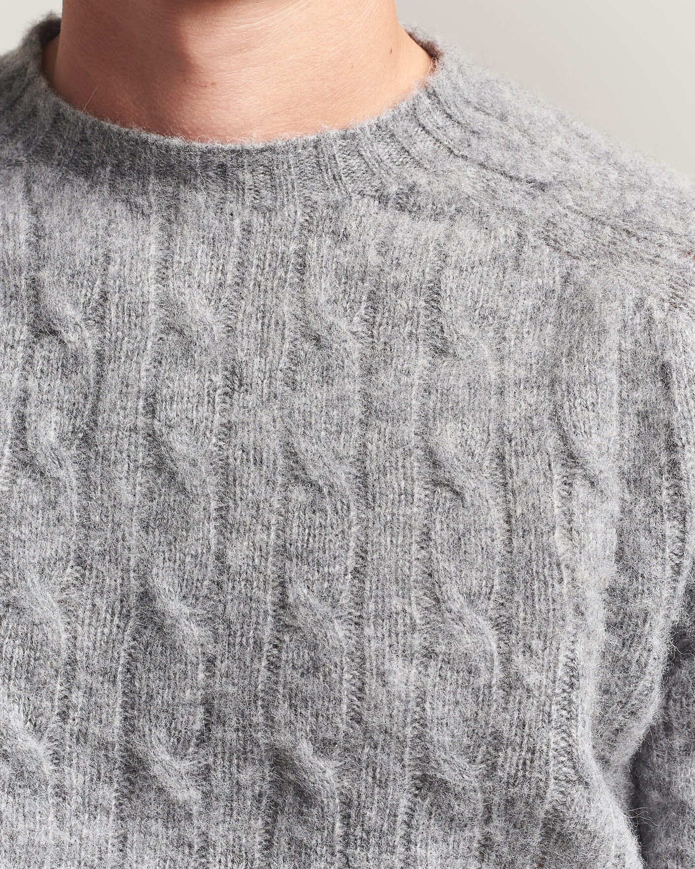 Heren | Truien | Harley Of Scotland | Brushed Supersoft Lambswool Cable Mid Grey