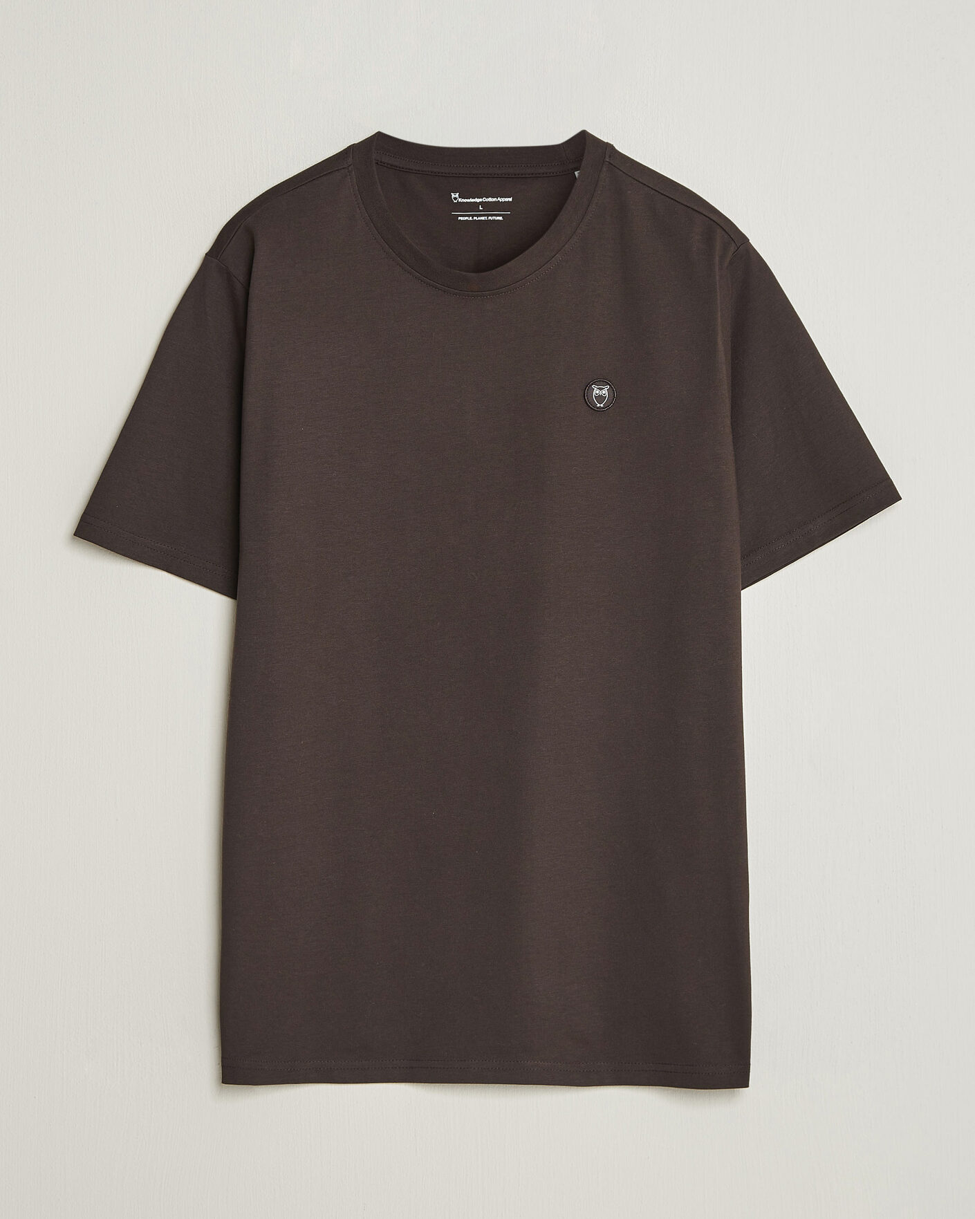 Heren | T-shirts | KnowledgeCotton Apparel | Loke Badge T-Shirt Chocolate Torte