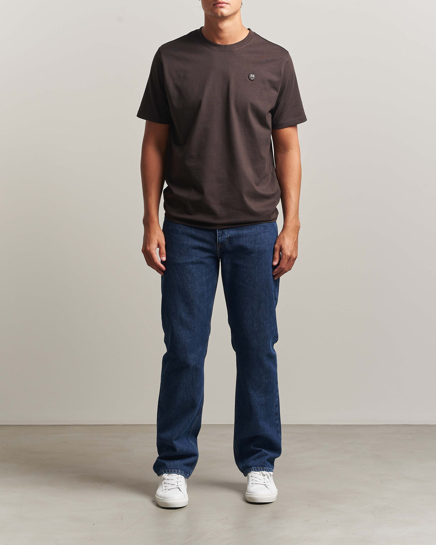 Heren | T-shirts | KnowledgeCotton Apparel | Loke Badge T-Shirt Chocolate Torte