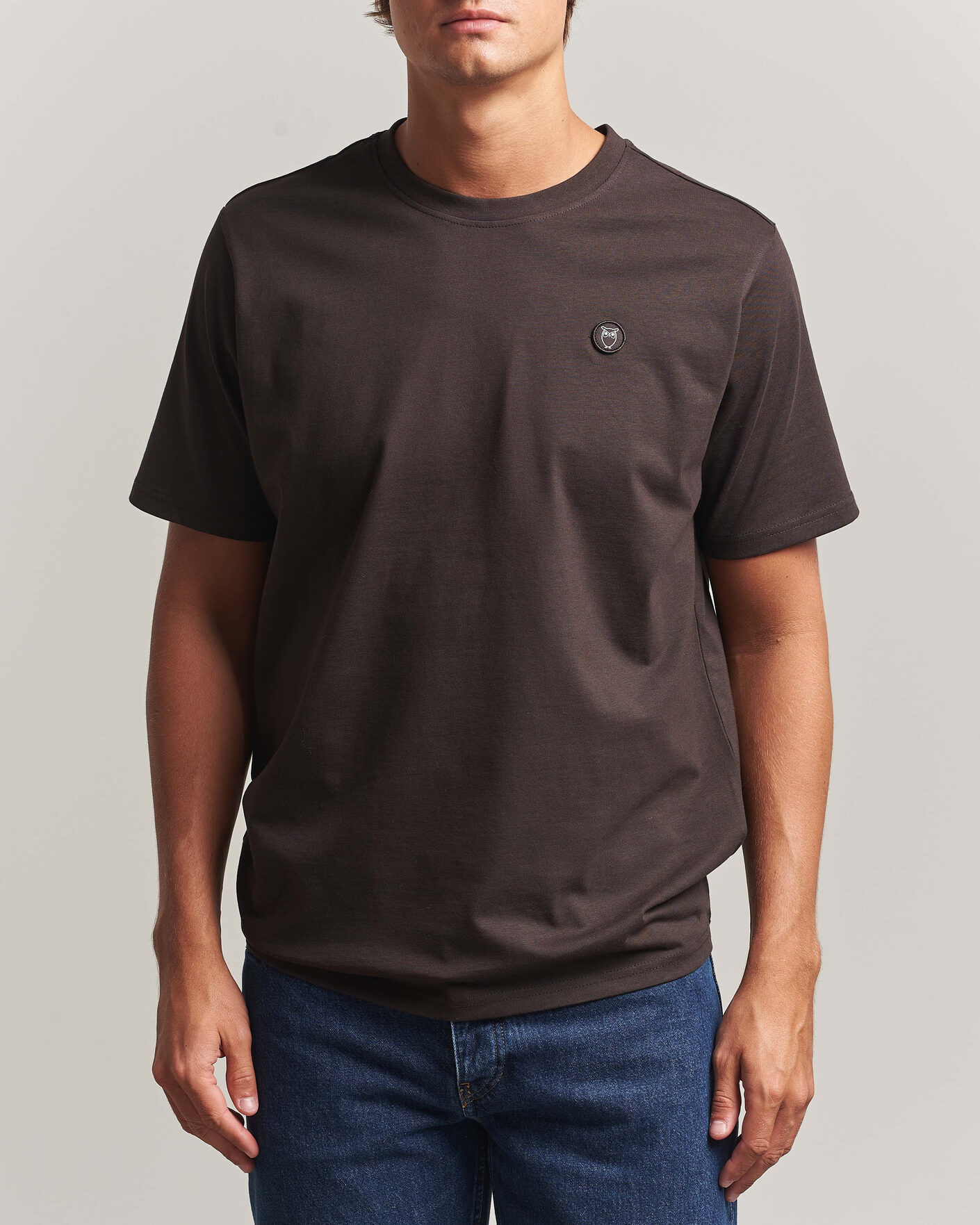 Heren | T-shirts | KnowledgeCotton Apparel | Loke Badge T-Shirt Chocolate Torte
