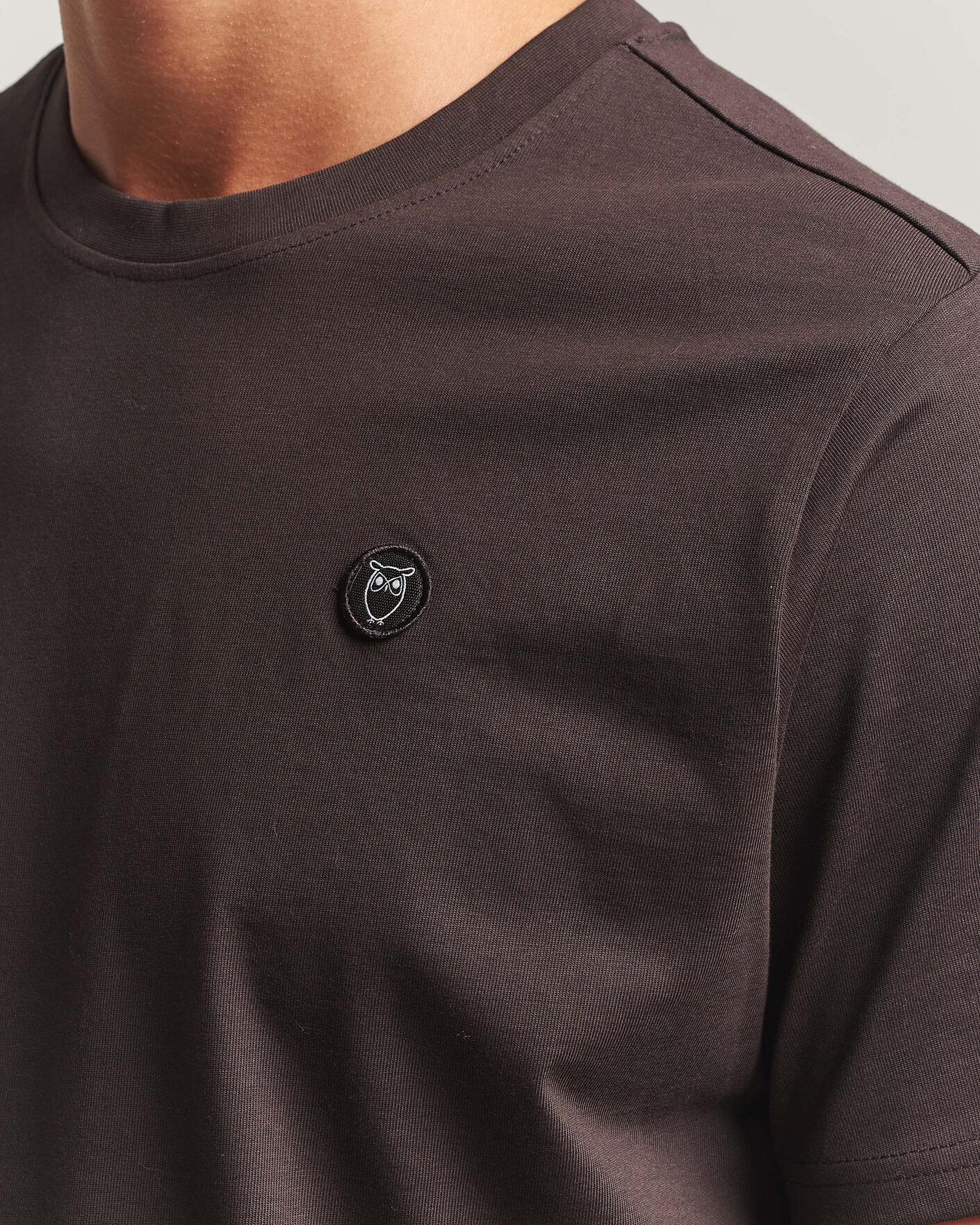 Heren | T-shirts | KnowledgeCotton Apparel | Loke Badge T-Shirt Chocolate Torte