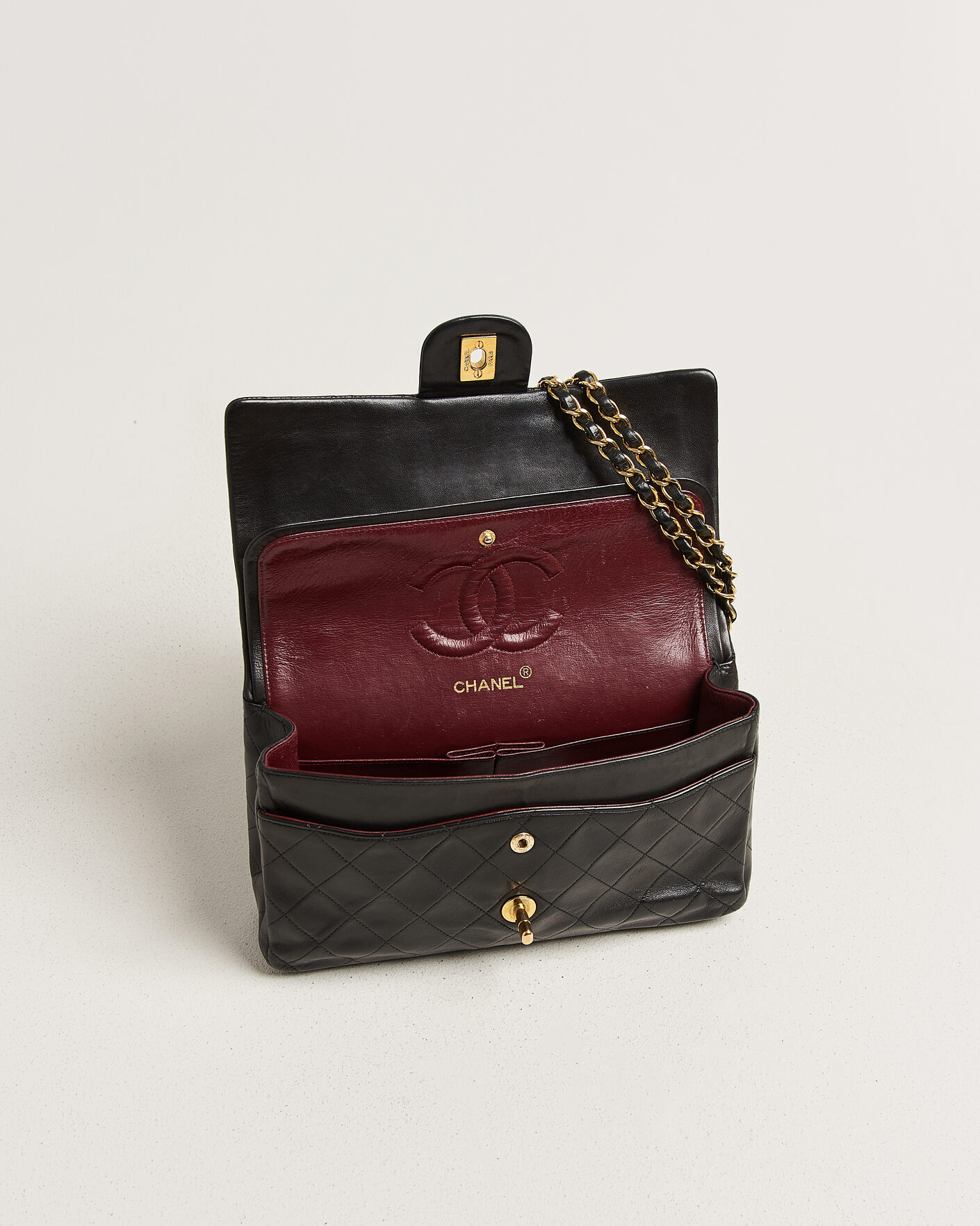 Homme | Pre-Owned & Vintage Bags | Chanel Pre-Owned | Classic Medium Double Flap Bag Lambskin Black