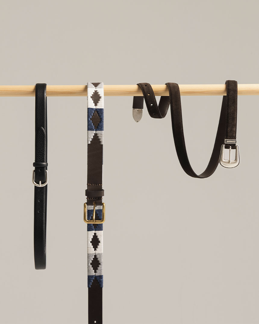 Ceintures en cuir noir et brun avec motifs