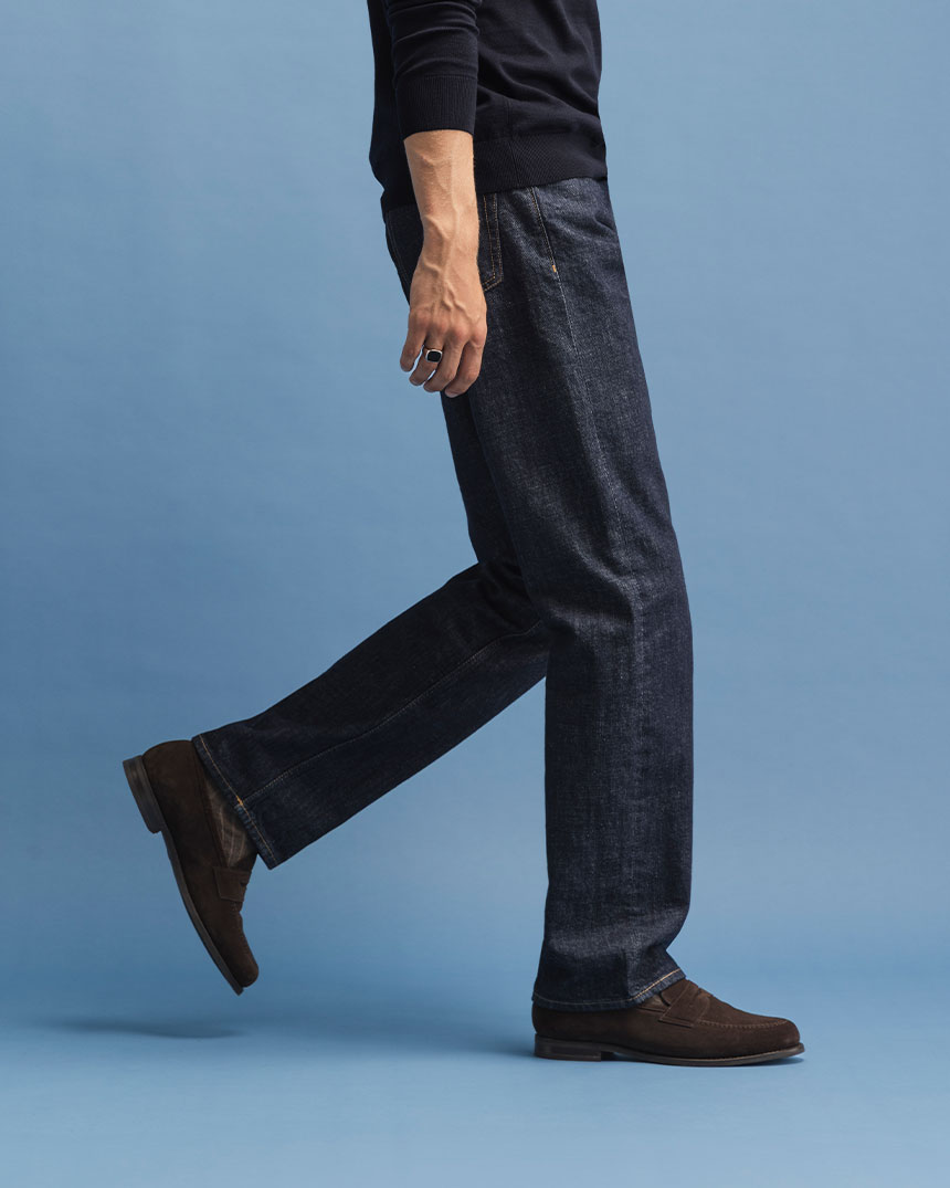 Jean bleu foncé avec chaussures marron