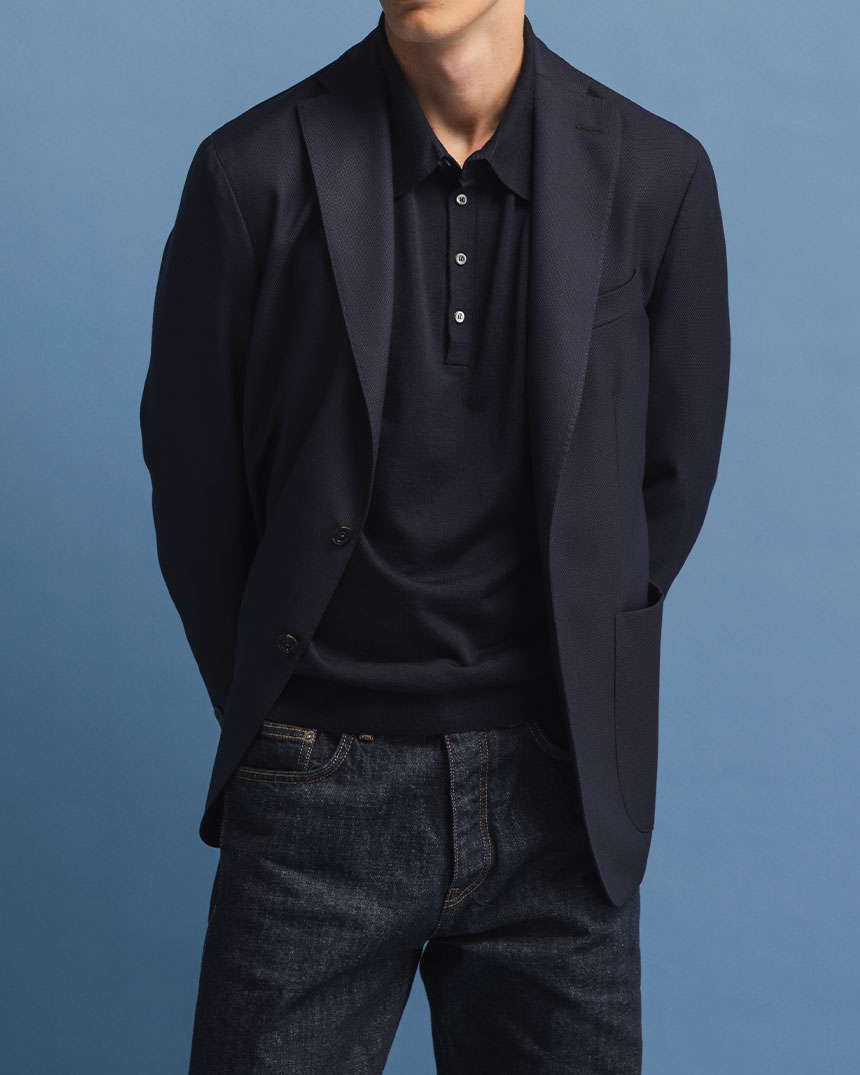 Blazer et polo bleu marine, jeans foncé